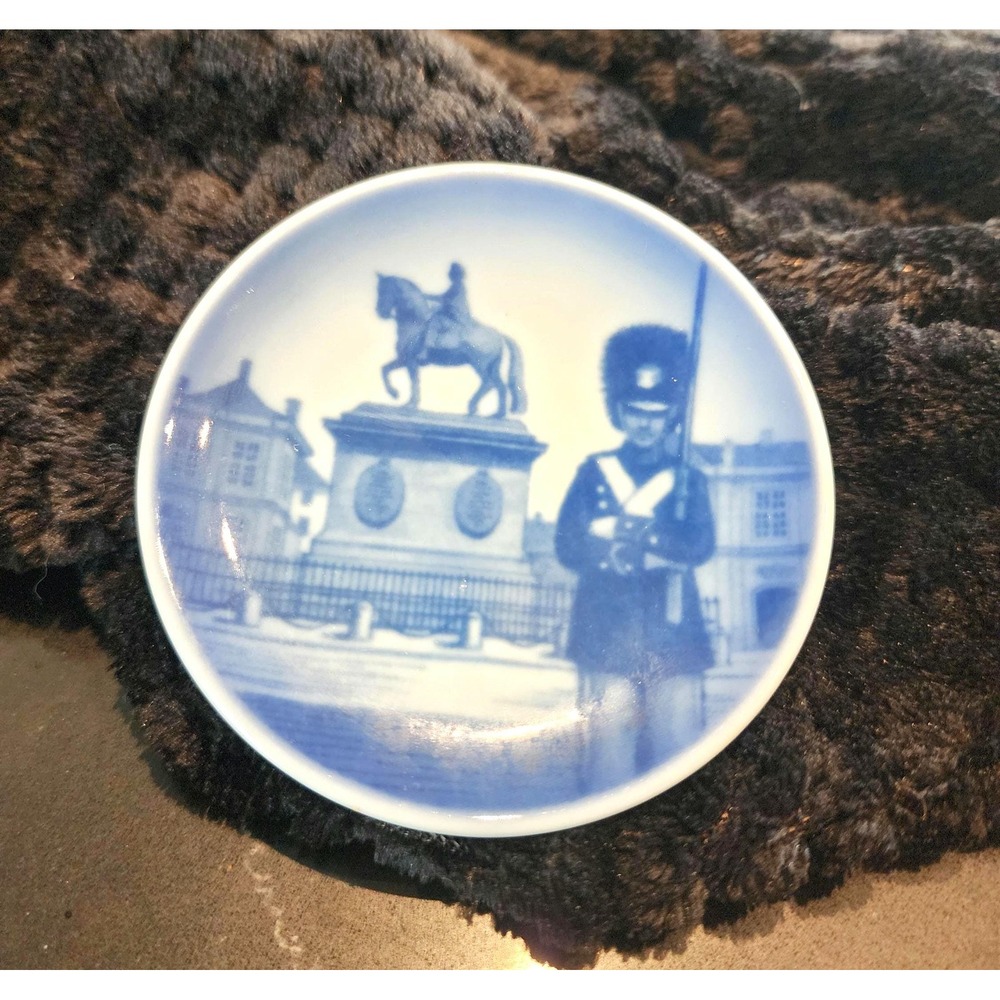 Royal Copenhagen Mini Collector Plate – Amalienborg Palace, Danish Royal Guard
